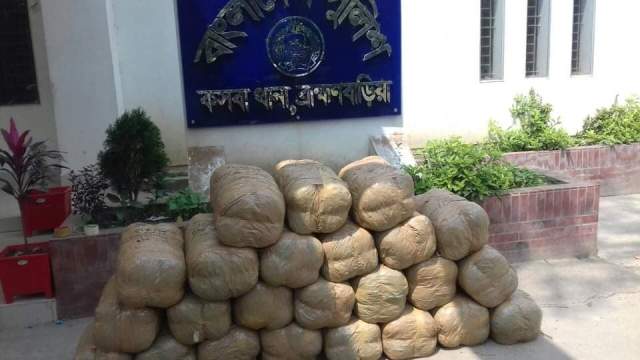 কসবায় পিকআপ ভ্যানে মিলল সাড়ে ৫ মণ গাঁজা