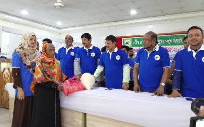 সুবিধাবঞ্চিতদের মাঝে ইফতার সামগ্রী বিতরণ করলো ‘ঝরাপাতা’ 