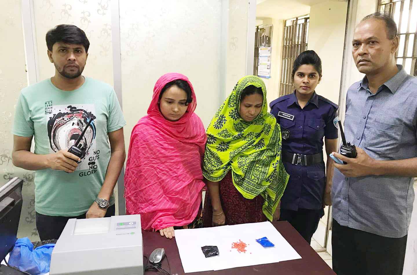 সুহিলপুরে ইয়াবাসহ মা-মেয়ে আটক