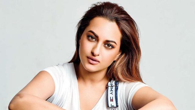 গভীর রাতে সোনাক্ষীর বাড়িতে পুলিশের হানা