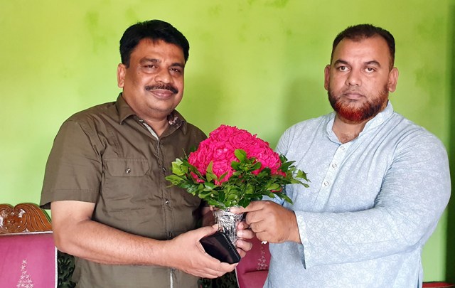 অধ্যাপক নূর মোহাম্মদকে উইজডম পরিবারের ফুলেল শুভেচ্ছা