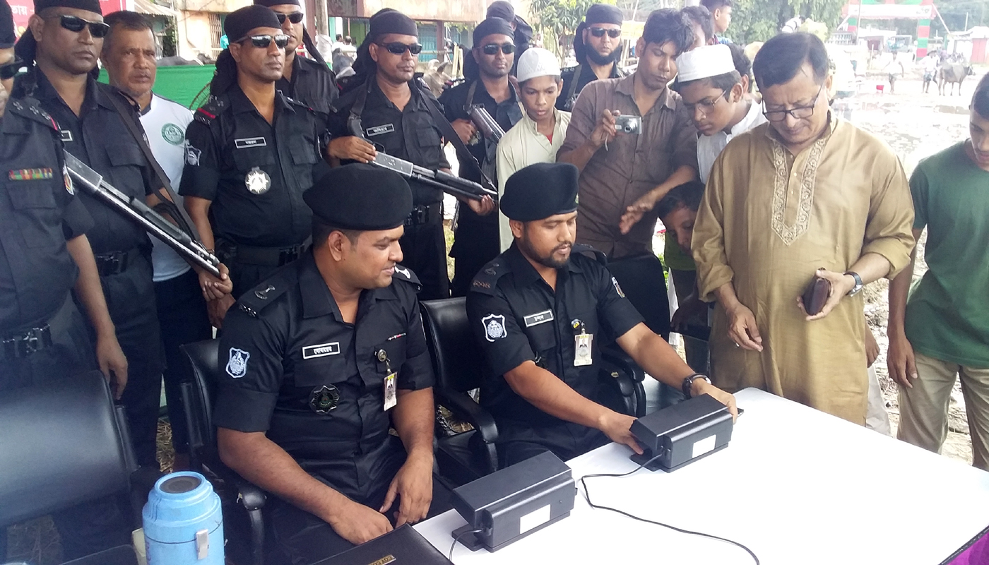 ব্রাহ্মণবাড়িয়ার পশুর হাটে র‍্যাবের জাল টাকা সনাক্তকরণ বুথ