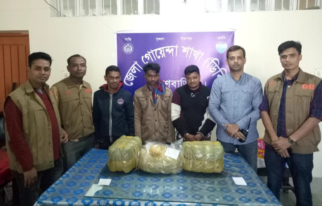 কসবায় গাঁজা পাচারকালে তিনজন আটক, সিএনজি জব্দ