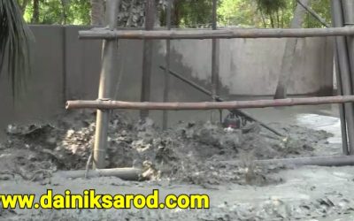 স্কুলের নলকূপ খনন করতেই বের হচ্ছে গ্যাস