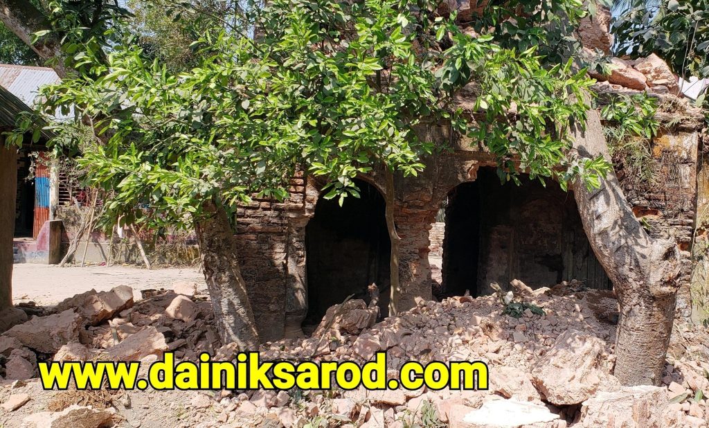কসবায় পরিত্যক্ত মঠ ভাঙতে গিয়ে শ্রমিক গুরুতর আহত