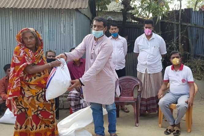বিজয়নগরে শ্রমজীবিদের মাঝে খাদ্য সামগ্রী বিতরণ করলেন দীপক চৌধুরী বাপ্পী