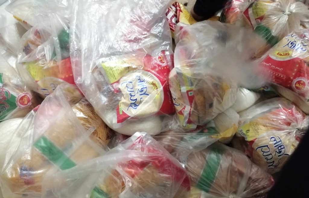 কর্মহীনদের ঈদের উপহার দিলো ‘ঝরাপাতা’