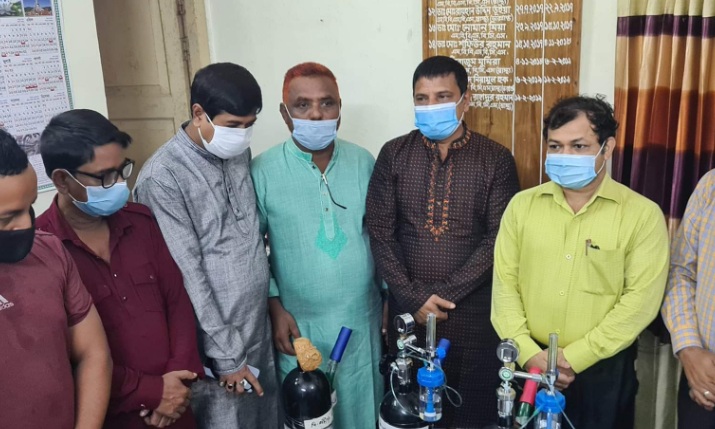 আখাউড়ায় করোনা রোগীর চিকিৎসায় অক্সিজেন সিলিন্ডার দিলেন আইনমন্ত্রী
