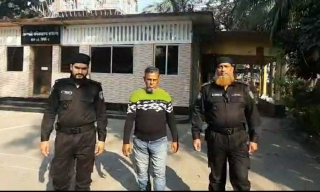 যাবজ্জীবনের সাজায় ৫ বছর আত্মগোপনে থেকেও রক্ষা হয়নি,গ্রেফতার সাবেক চেয়ারম্যান