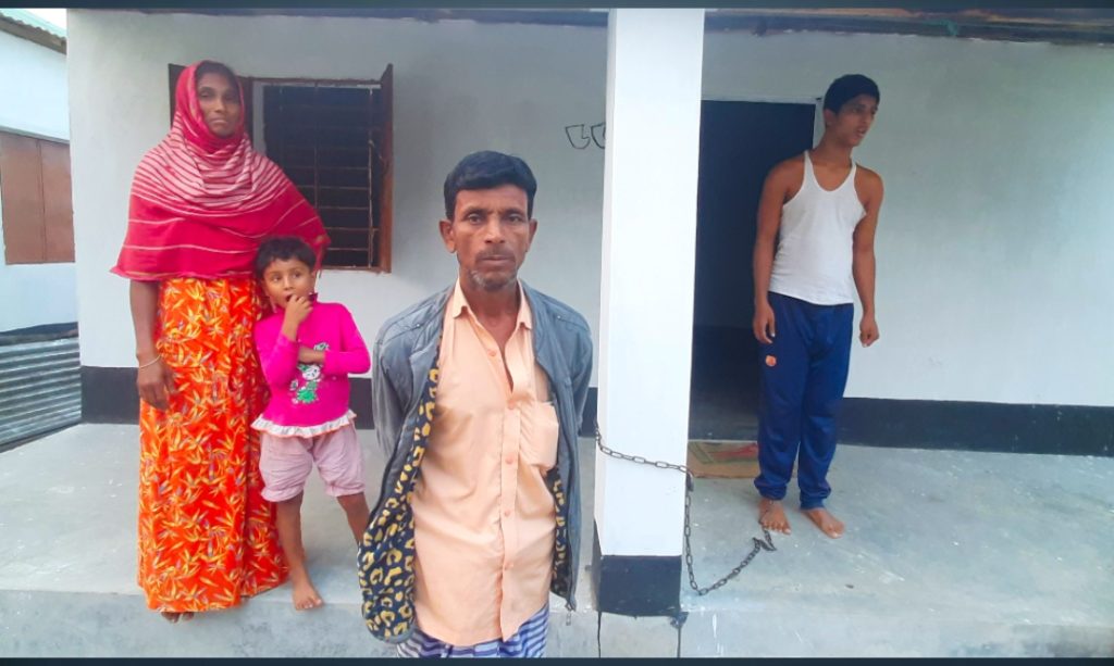 ১০ বছর ধরে শিকলবন্দী রবিউল,চিকিৎসায় থালাবাসনও বিক্রি করলেন বাবা