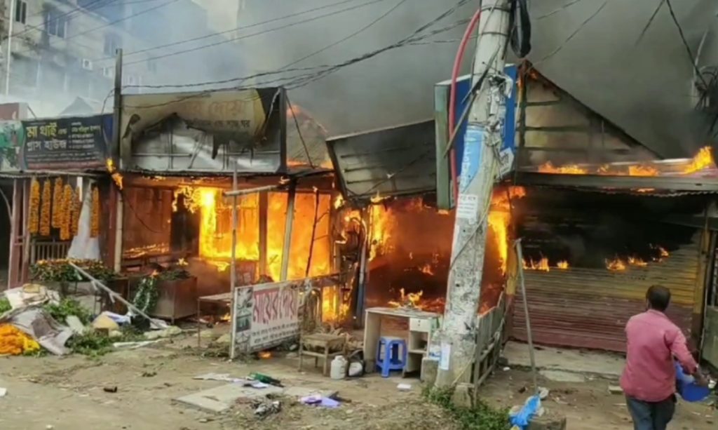কসবায় অগ্নিকাণ্ডে চার দোকান পুড়ে ছাই