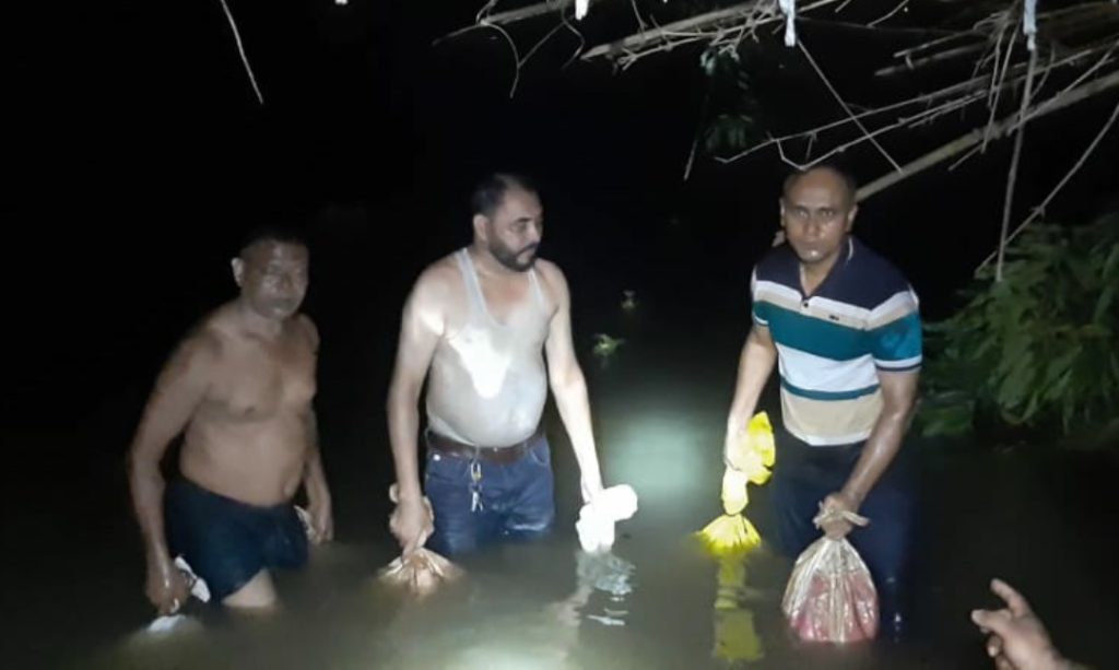 পুকুরে নামলেন ওসি, পানির নিচে বস্তা থেকে ১২০ বোতল ‘বিয়ার’ উদ্ধার