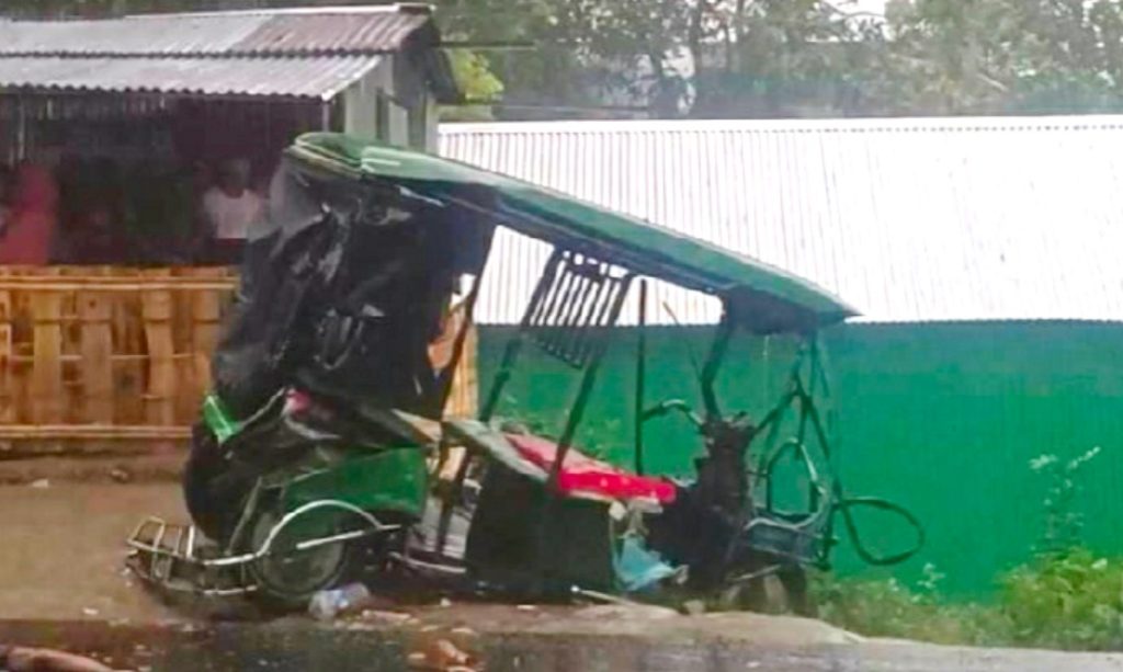 কসবায় দাঁড়িয়ে থাকা অটোরিকশাকে পেছন থেকে বাসে চাপায় একজন নিহত,আহত-৫