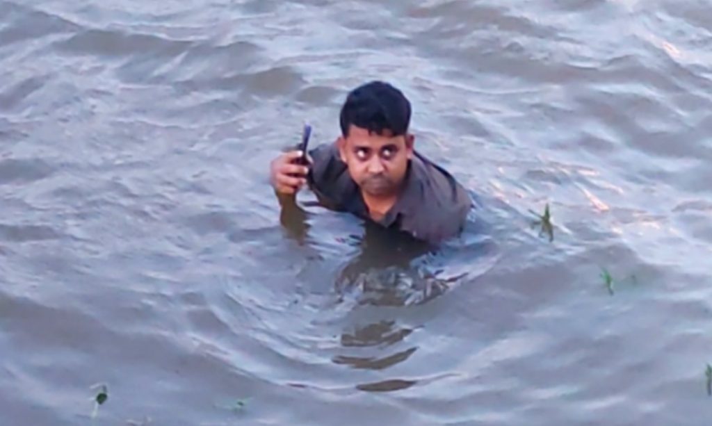 ব্রাহ্মণবাড়িয়ায় তিতাস নদীতে নেমে আত্মরক্ষা করলেন ছাত্রদলের আহবায়ক