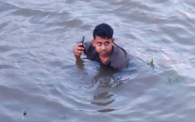 ব্রাহ্মণবাড়িয়ায় তিতাস নদীতে নেমে আত্মরক্ষা করলেন ছাত্রদলের আহবায়ক