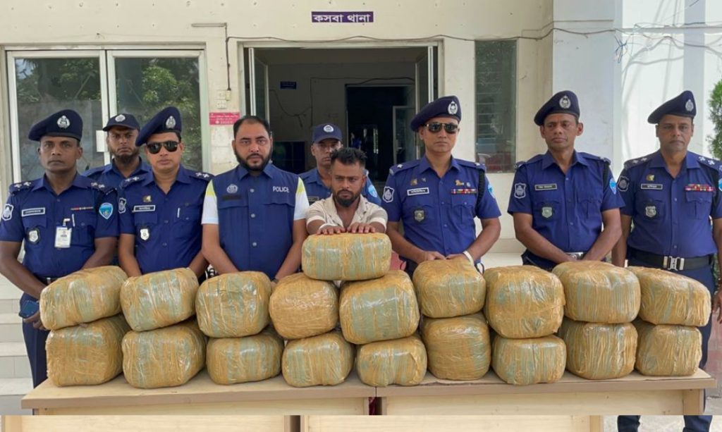 কসবায় টয়লেটে বস্তা ভর্তি ছিল ১৪৫ কেজি গাঁজা, একজন আটক