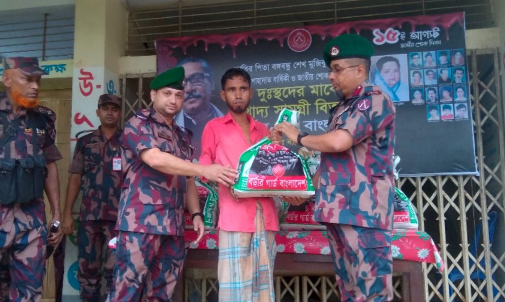 শোক দিবসে কসবা সীমান্তের ১০০ পরিবার পেল বিজিবির খাদ্য সহায়তা