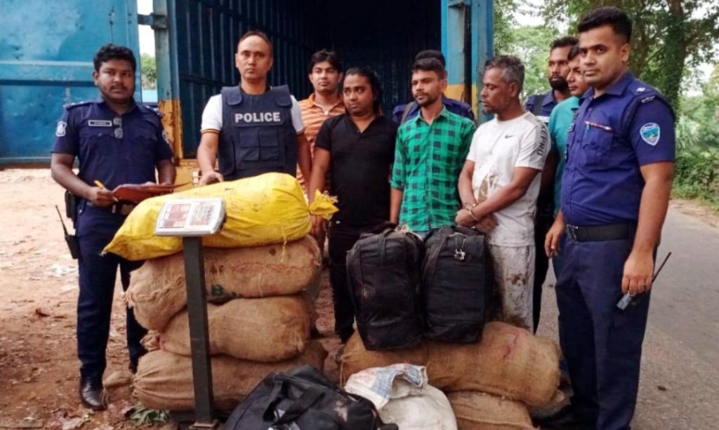 কসবায় ৪মন গাঁজাসহ তিন চোরাকারবারী আটক