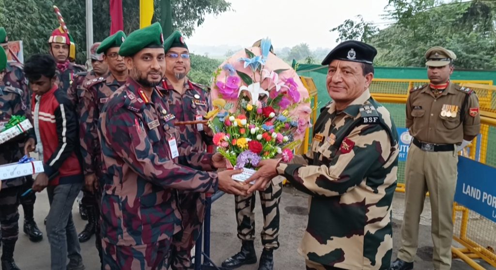 ব্রাহ্মণবাড়িয়ায় বিজয় দিবসে বিএসএফকে ফুল-মিষ্টি দিলো বিজিবি