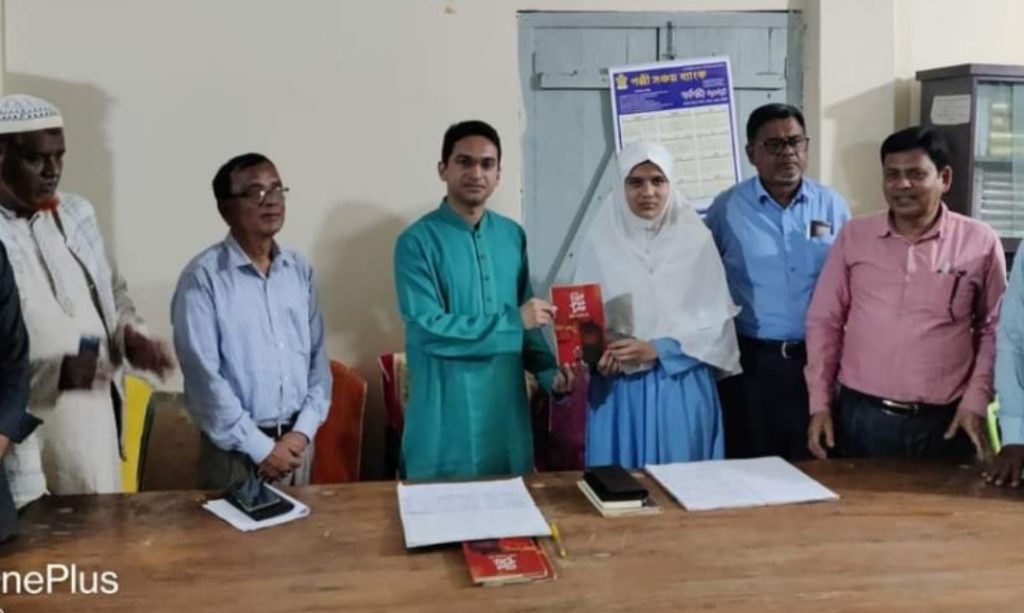 নাসিরনগরে সর্বাধিক দিন লাইব্রেরিতে এসে বই পড়ে পেলেন পুরস্কার