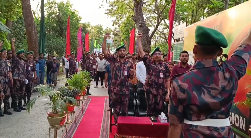 আখাউড়া স্থলবন্দরের শূণ্যরেখায় বিজিবি-বিএসএফের জয় বাংলা-জয় হিন্দ শ্লোগান
