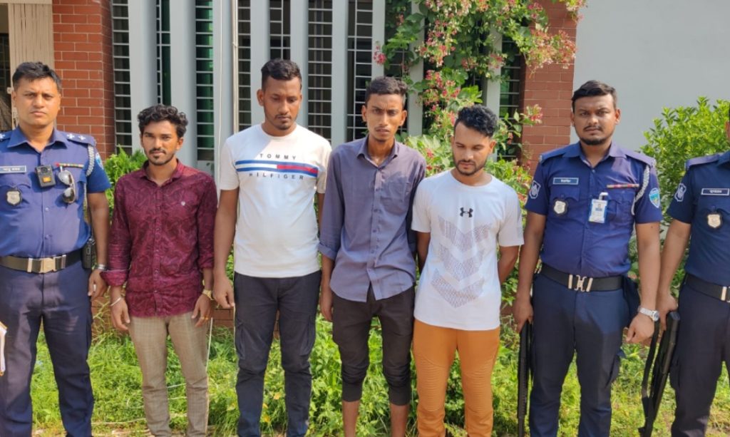 গোপন কক্ষে ভোট দিয়ে মোবাইলে তুললেন ব্যালটের ছবি, চার তরুণের জেল