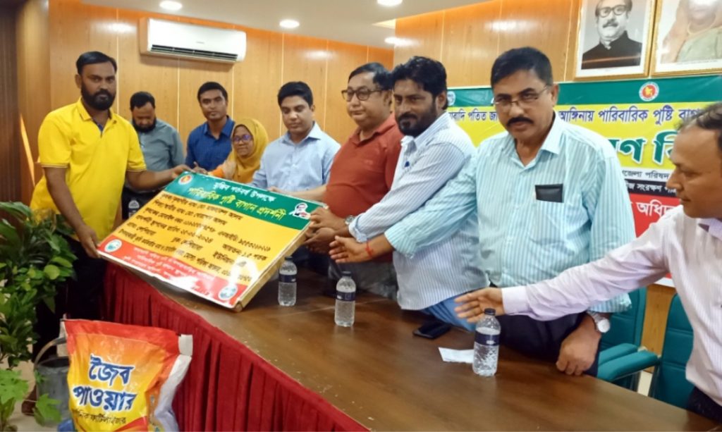 কসবায় কৃষক-কৃষাণীদের মাঝে ফলের চারা-কৃষি উপকরণ বিতরণ