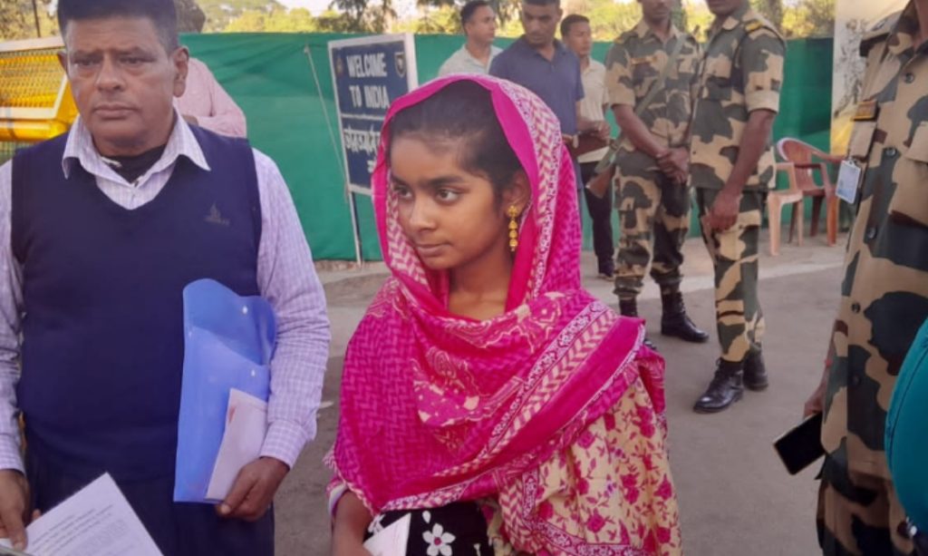 অবৈধ পথে বাংলাদেশে এসে আড়াই বছর পর ফিরে গেলো ভারতীয় কিশোরী