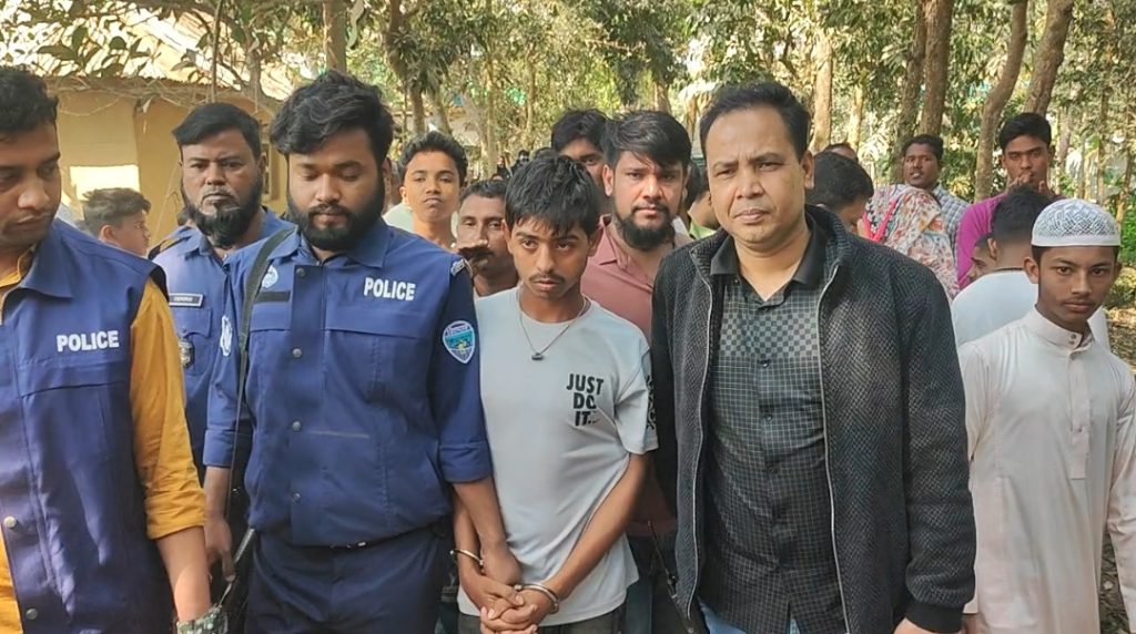 আখাউড়ায় ভাগ্নের সামনেই মাকে কুপিয়ে হত্যা করে ছেলে