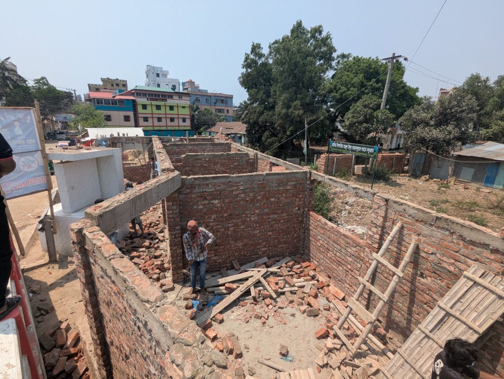 সরকারি জায়গায় প্রভাবশালীর ৬ দোকান নির্মান, আংশিক উচ্ছেদ ভ্রাম্যমান আদালতের