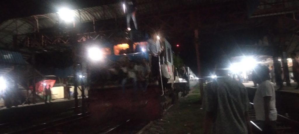 যান্ত্রিক ত্রুটি, ব্রাহ্মণবাড়িয়ায় মোবাইল ফোনের টর্চের আলোয় চললো ট্রেন