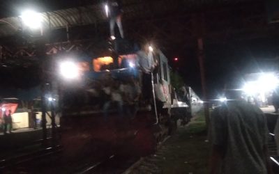যান্ত্রিক ত্রুটি, ব্রাহ্মণবাড়িয়ায় মোবাইল ফোনের টর্চের আলোয় চললো ট্রেন