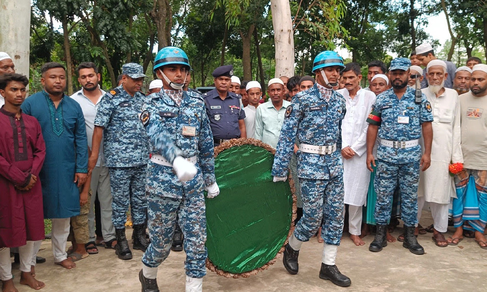 মাইলস্টোনের শিক্ষিকা মাসুকার কবরে বিমান বাহিনীর গার্ড অব অনার প্রদান