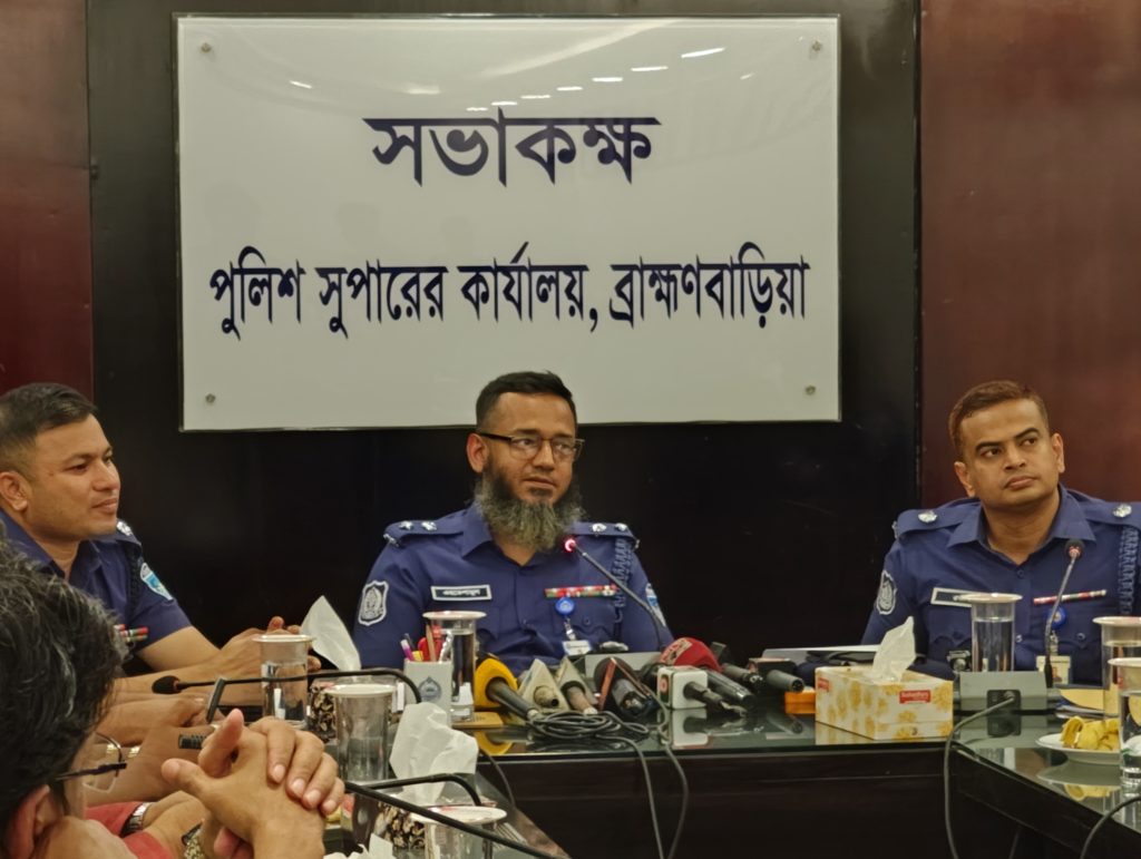ব্রাহ্মণবাড়িয়ায় ১১,৬০০ পিস মোবাইল ফোন ডিসপ্লেসহ একজন আটক
