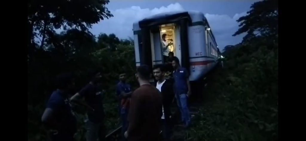 মহানগর এক্সপ্রেসের দুই বগির কাপলিং হুক ভেঙে বিচ্ছিন্ন ৬ বগি