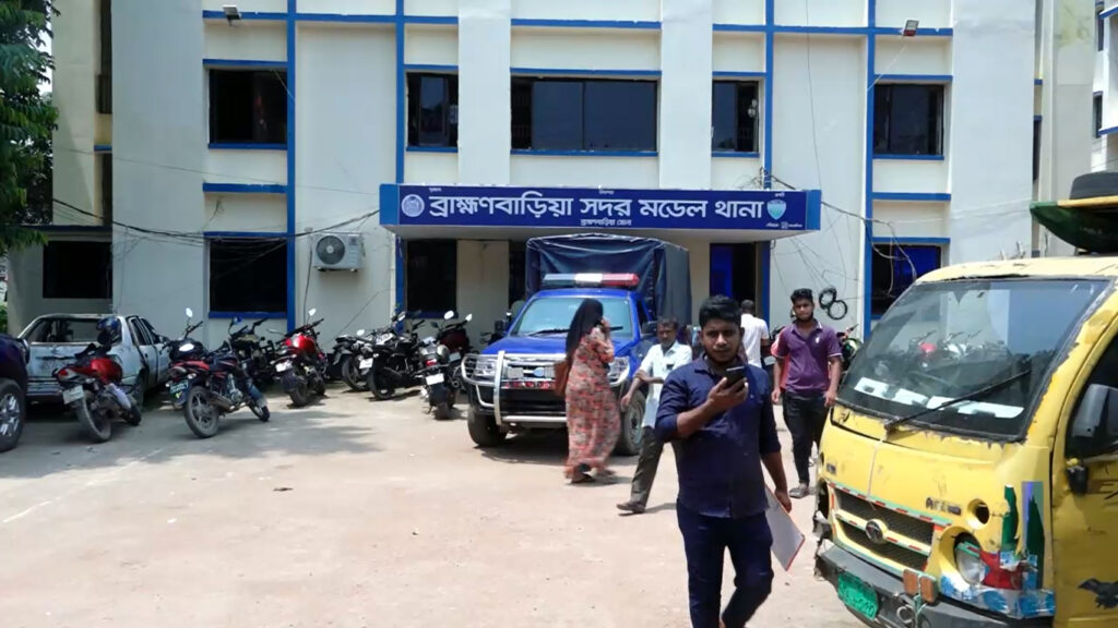 নগদ ২ লাখ টাকা ও মোবাইল ফোন ছিনতাই