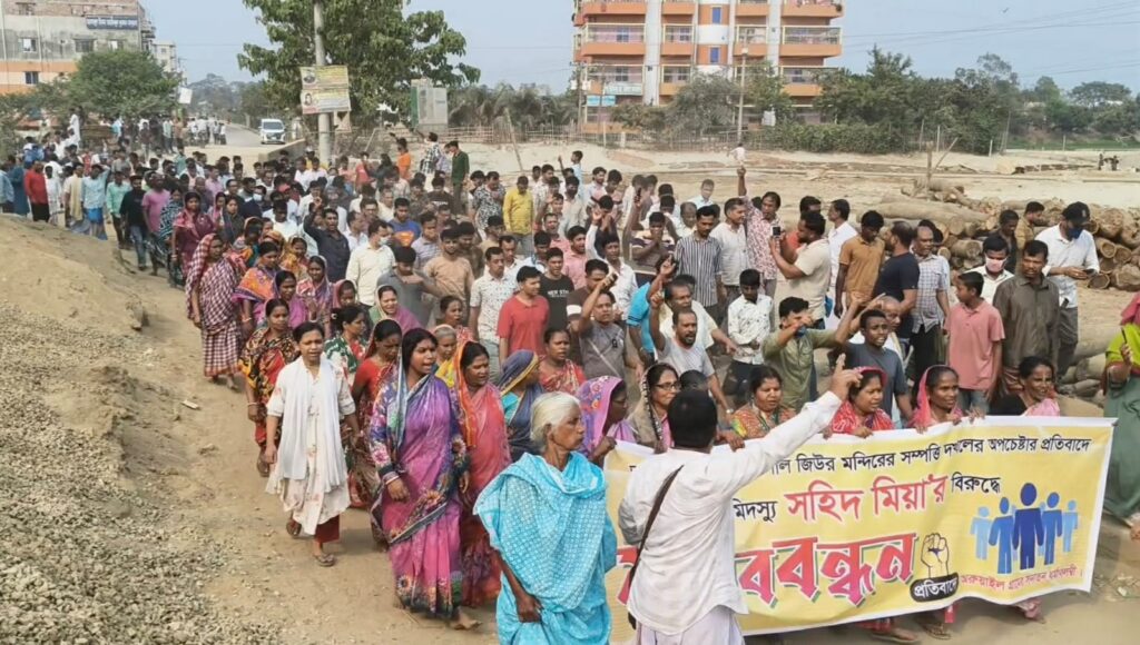 ব্রাহ্মণবাড়িয়ার সরাইলে মন্দিরের জায়গা উদ্ধারের দাবিতে করা মানববন্ধনে হামলায় আহত ১০