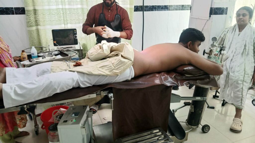 স্কুলের নববর্ষের অনুষ্ঠান থেকে ফেরার পথে কিশোরকে ছুরিকাঘাত