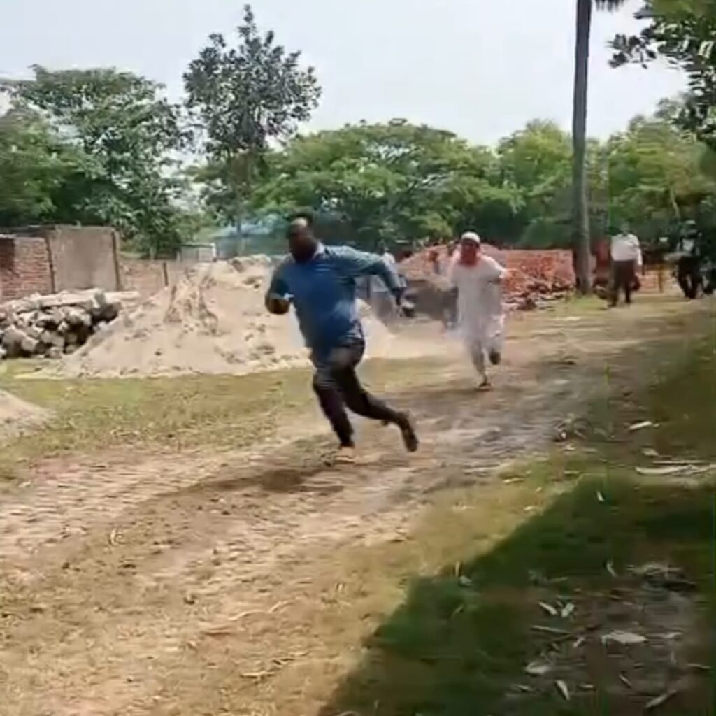 কাজের মান নিয়ে প্রশ্ন তোলায় বাঁশ নিয়ে প্রকৌশলীকে তাড়া করলেন ঠিকাদার