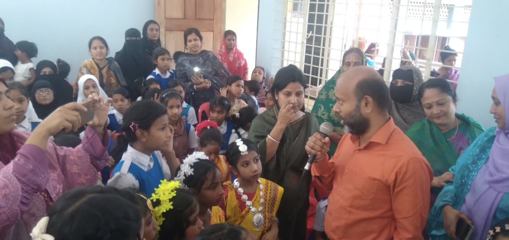 শিক্ষার্থীদের সঙ্গে মিশে কথা বললেন জেলা প্রশাসক