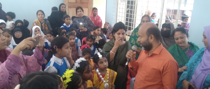 শিক্ষার্থীদের সঙ্গে মিশে কথা বললেন জেলা প্রশাসক