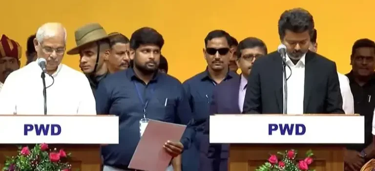তামিলনাড়ুর মুখ্যমমন্ত্রী হিসেবে শপথ নিলেন থালাপতি বিজয়