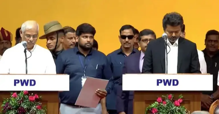 তামিলনাড়ুর মুখ্যমমন্ত্রী হিসেবে শপথ নিলেন থালাপতি বিজয়