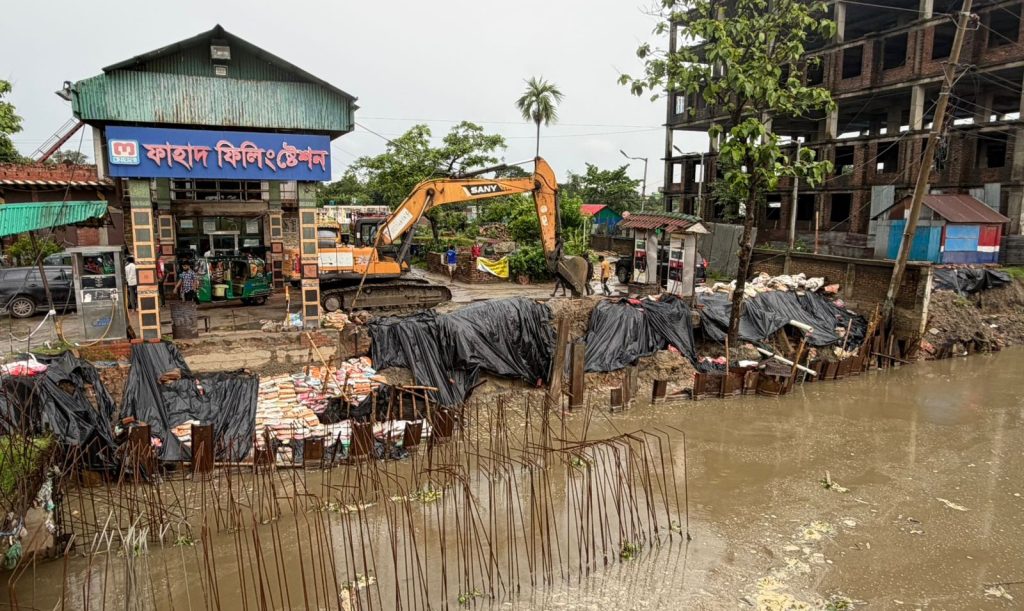 বিশ্বরোডে বক্সকালভার্ট করার খাদে পেট্রোল পাম্প বিলীন হওয়ার পথে, প্রতিরক্ষা ব্যবস্থা ছাড়াই চলছে কাজ