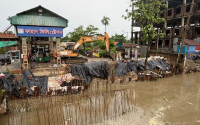 বিশ্বরোডে বক্সকালভার্ট করার খাদে পেট্রোল পাম্প বিলীন হওয়ার পথে, প্রতিরক্ষা ব্যবস্থা ছাড়াই চলছে কাজ