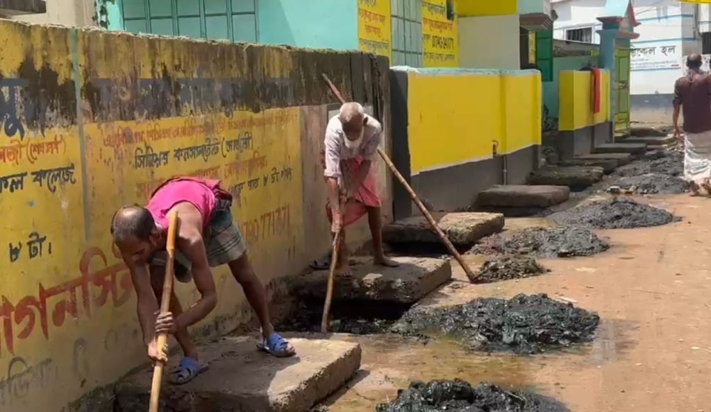 পৌরসভার সাড়া না পেয়ে নিজ অর্থায়নে ড্রেন পরিষ্কার করছেন স্থানীয়রা
