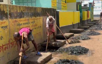 পৌরসভার সাড়া না পেয়ে নিজ অর্থায়নে ড্রেন পরিষ্কার করছেন স্থানীয়রা