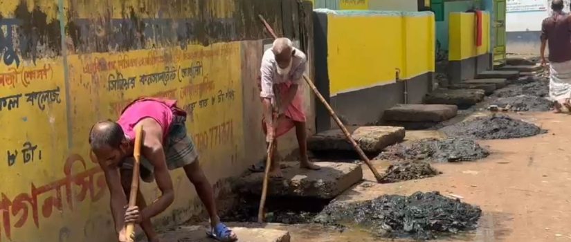 পৌরসভার সাড়া না পেয়ে নিজ অর্থায়নে ড্রেন পরিষ্কার করছেন স্থানীয়রা