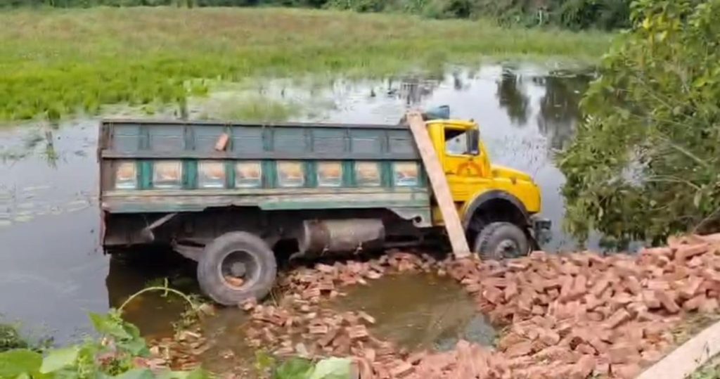 কসবায় ইটবোঝাই ট্রাক খাদে পড়ে উল্টে দুই শ্রমিক নিহত