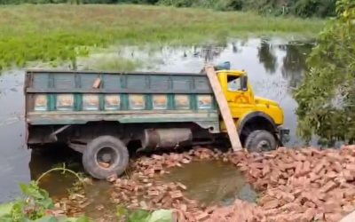 কসবায় ইটবোঝাই ট্রাক খাদে পড়ে উল্টে দুই শ্রমিক নিহত